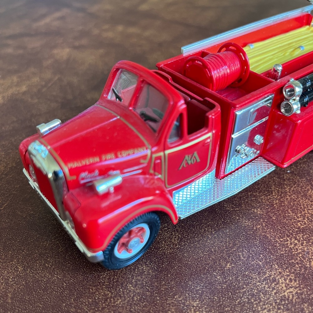 Corgi Classics die cast Malvern Mack B Series Pumper - New in box, never used